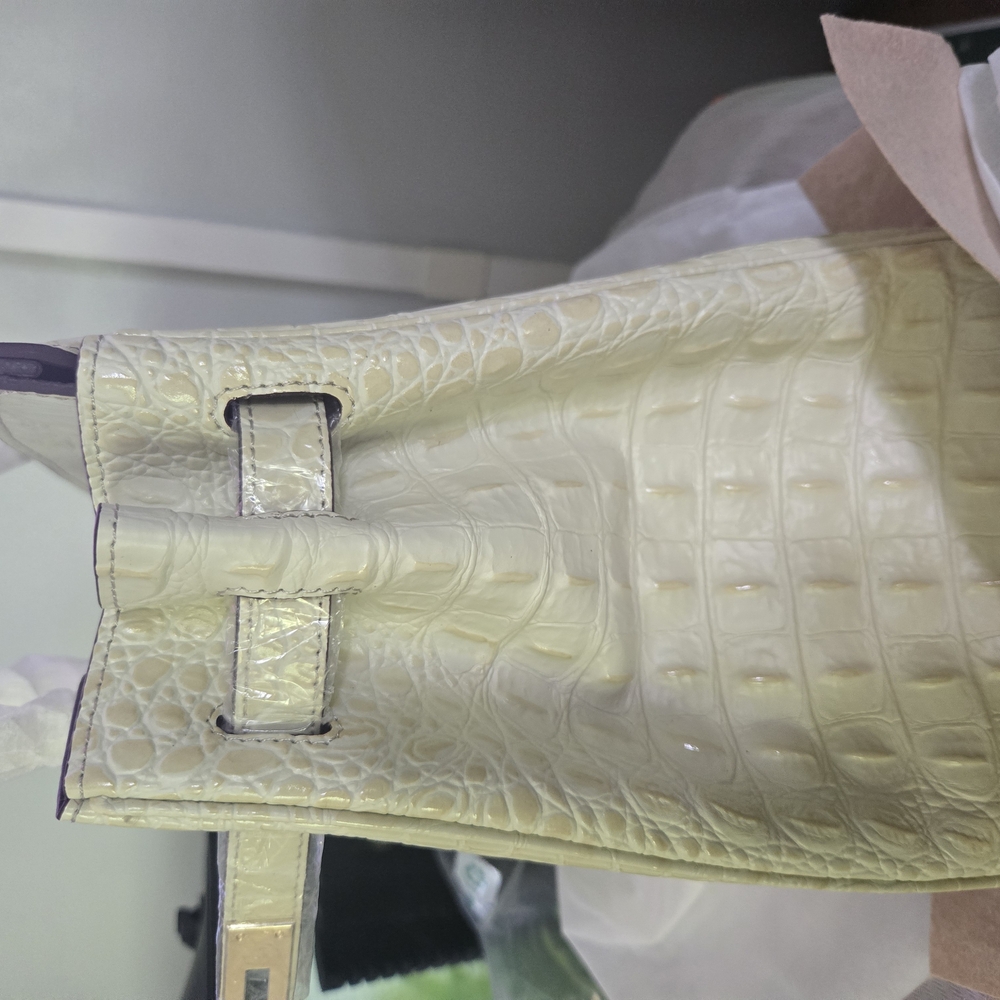 Elegant Cream Crocodile-Embossed Handbag - Picture 5 of 6